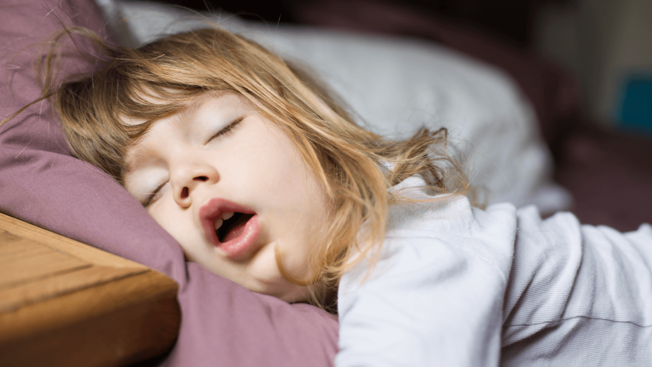Sleeping daughter. Ребенок спит с открытым ртом. Ребенок спит. Дети спят с открытыми ртами. Девочка спит.